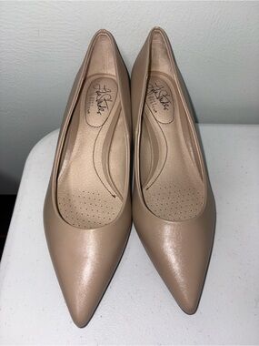 Life Stride beige Pointed-Toe Pumps. New No Box no tag